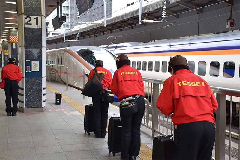 Працівники компанії JR East TESSEI чекають прибуття поїзда на платформі станції Токіо (надана JR East TESSEI)