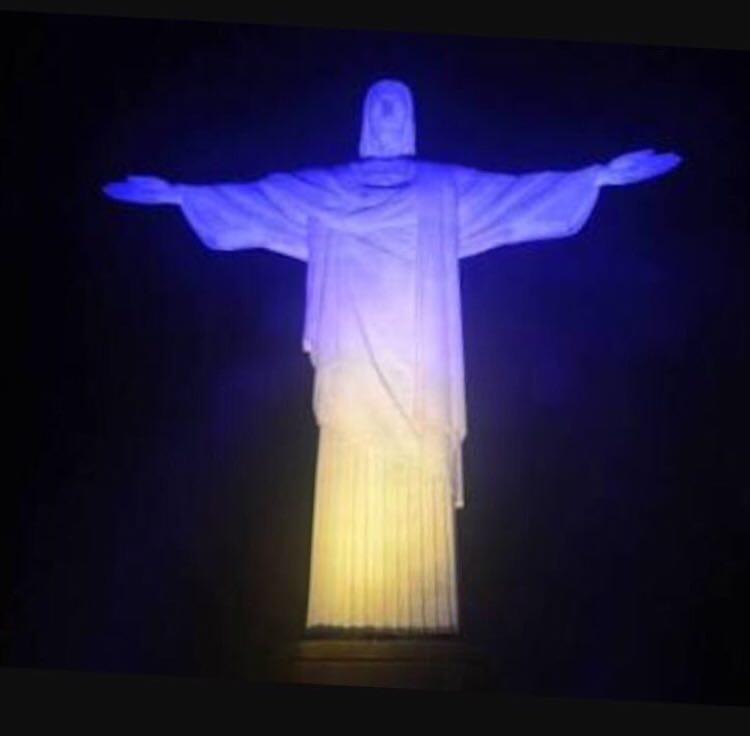 38-метрова статуя Ісуса Христа вже п'ятий рік поспіль підсвічується жовто-блакитним з нагоди Дня Незалежності України