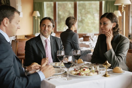 Фахівці не рекомендують вибирати дорогий ресторан, так як перша зустріч з іспанським бізнесменом не буває вирішальною, а матеріальні витрати несе сторона, що запрошує