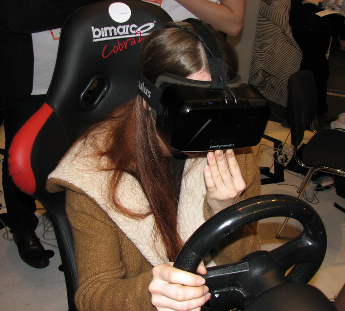 Завдяки шолому і «активному» крісла занурення у віртуальну реальність відчувається дійсно набагато більше, ніж при використанні звичайного офісного крісла і монітора