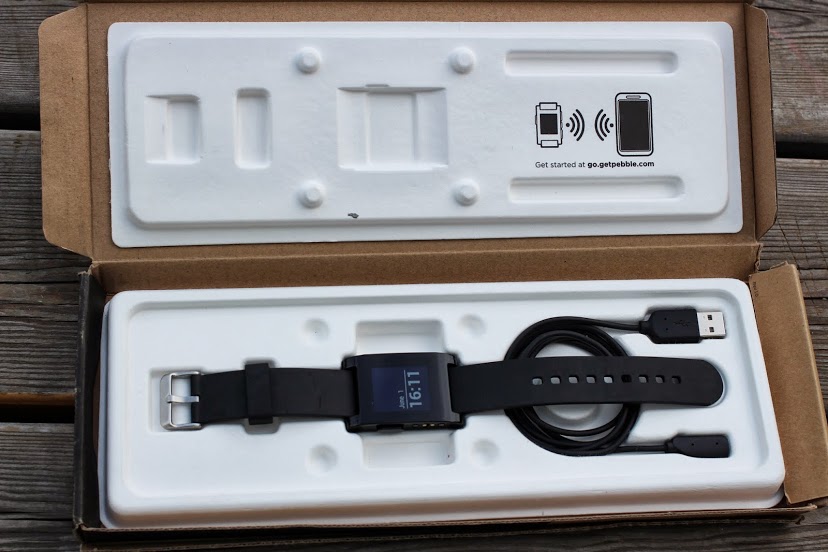 Вони також водонепроникні, в годиннику передбачені два відкритих металевих роз'єму, які служать для підключення USB-кабелю для зарядки, але, незважаючи на ці роз'єми, корпус залишається повністю герметичним