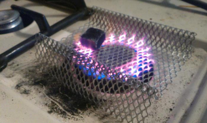 Перший спосіб, як розпалити вугілля для кальяну в домашніх умовах - використання газової плити