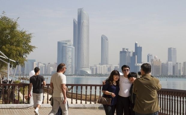 ОАЕ на два місяці скасували візові збори для туристів у віці до 18 років