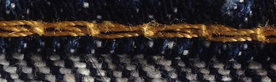 Застібка може бути на двох ґудзиках, на трьох або на «двох з половиною» - в італійському стилі (див піджак на фото внизу: верхній гудзик і петля нефункціональні)