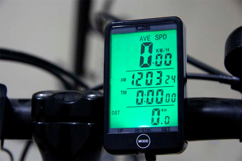 Дорожчі велокомп'ютери оснащені такими просунутими функціями, як: - Світлодіодне підсвічування (постарайтеся придбати велокомпьютер з цією функцією, тому що в противному випадку в темний час доби Ви не побачите його показників);  - Термометр (корисна і цікава функція, яка може стати в нагоді як в літній, так і в зимовий час