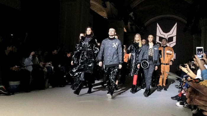 38-я Ukrainian Fashion Week триває, і українські дизайнери з величезним завзяттям прагнуть порадувати шанувальників вітчизняної моди сучасними тенденціями з легким нальотом ретро
