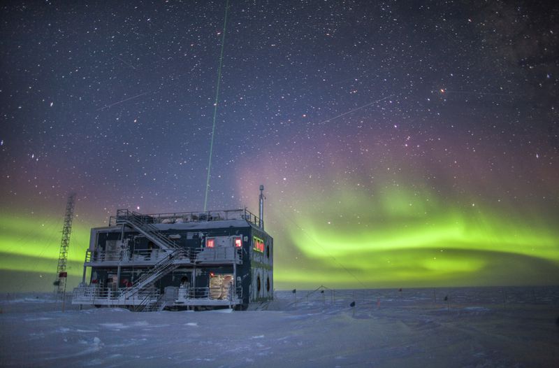 Фото: ČTK / Patrick Cullis / NOAA via AP   Фото: NASA   Для дослідження материка, прихованого під вічним льодом, чеські вчені скористалися методикою, що дозволила в минулому відкрити вже згадані сопки