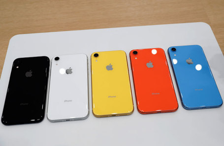 Більшість моделей виробляються в Китаї, однак Apple вже з 2019 роки планує перенести з Китаю виробництво новітніх смартфонів з серії X через Десятивідсотковий торгових мит на ввезення, які американські власті ввели в рамках торгової війни з КНР   Фото: Stephen Lam / Reuters   З наступного року Apple збирається перенести виробництво новітніх iPhone лінійки X з Китаю до Індії