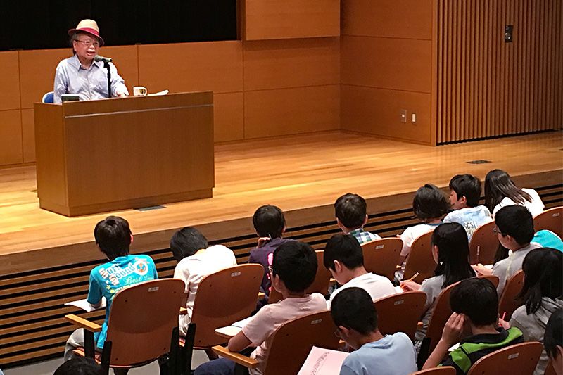 Хірасава Ясудзі веде лекцію для учнів молодших класів