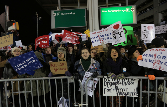 Всього за указом Трампа затримані або вислані з країни не менше 27 осіб   Аеропорт імені Джона Кеннеді в Нью-Йорку   Фото: Reuters   Москва