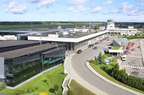 Міжнародний аеропорт Рига розташований в містечку Скулте, що в 10 км від латвійської столиці, і вважається найбільшим не тільки в Латвії, але і у всій Прибалтиці