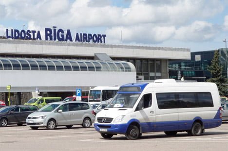 Більш комфортний вид транспорту за ті ж гроші - мікроавтобуси компанії Rīgas mikroautobusu satiksme, які курсують між аеропортом і Ригою кожні 10-15 хвилин