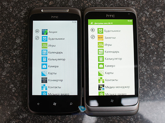 Дисплей HTC Radar (праворуч) і HTC Mozart при денному світлі: