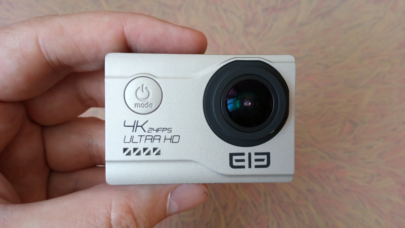 Виглядає Explorer Elite 4K досить стильно, передня частина пофарбована під метал і містить безпосередньо модуль камери і кнопку включення