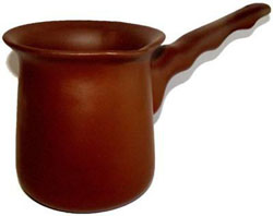 Кава в глиняній турці виходить дуже смачне, але через велику пористості глини варити в ній можна тільки один сорт кави